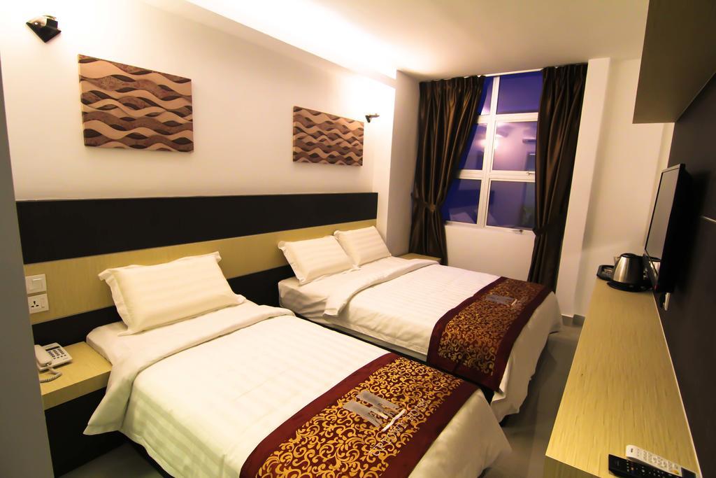 อัพทาวน์ โฮเต็ล เซเร็มบัน Hotel เซเรมบัน ภายนอก รูปภาพ