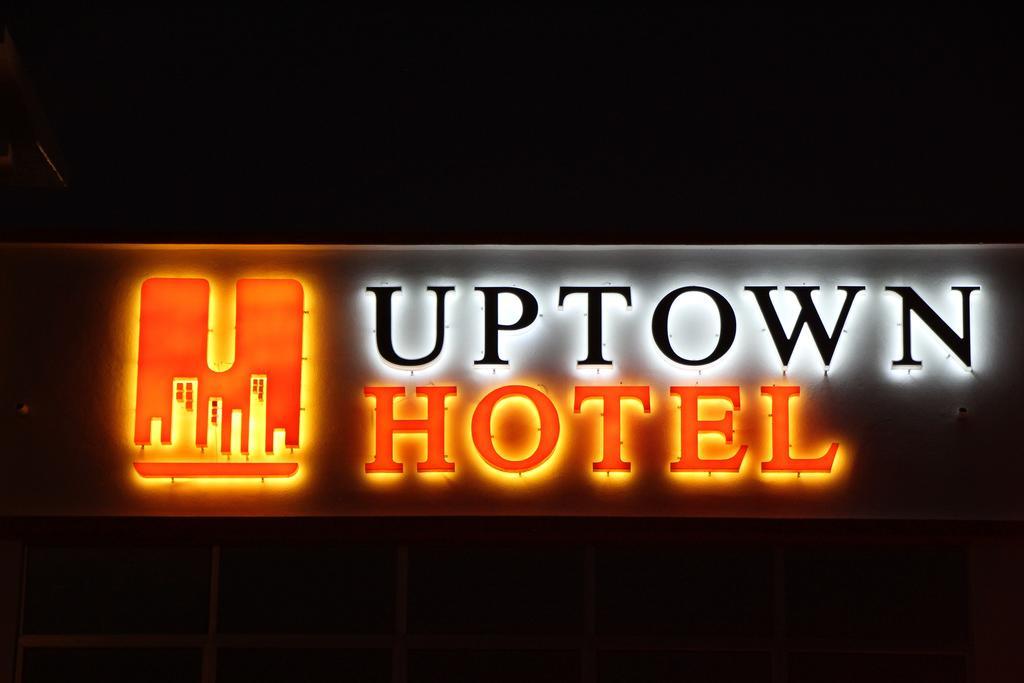 อัพทาวน์ โฮเต็ล เซเร็มบัน Hotel เซเรมบัน ภายนอก รูปภาพ