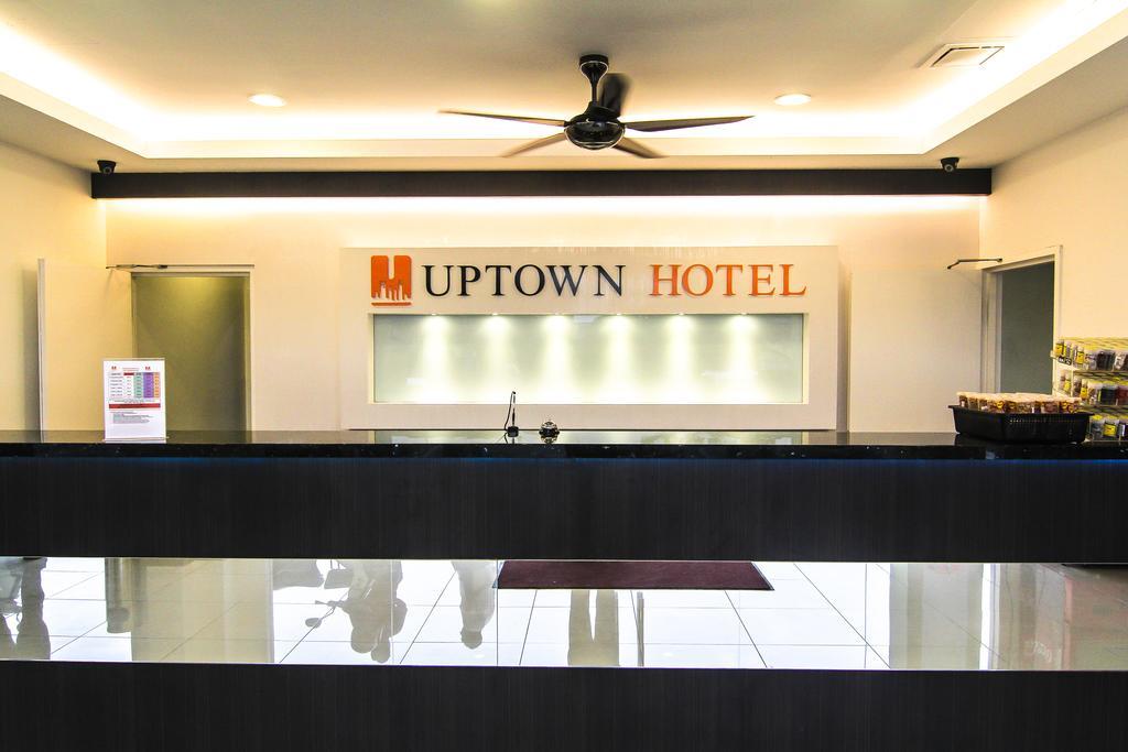 อัพทาวน์ โฮเต็ล เซเร็มบัน Hotel เซเรมบัน ภายนอก รูปภาพ