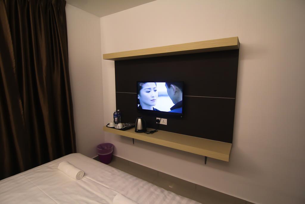 อัพทาวน์ โฮเต็ล เซเร็มบัน Hotel เซเรมบัน ภายนอก รูปภาพ