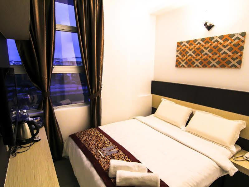 อัพทาวน์ โฮเต็ล เซเร็มบัน Hotel เซเรมบัน ภายนอก รูปภาพ