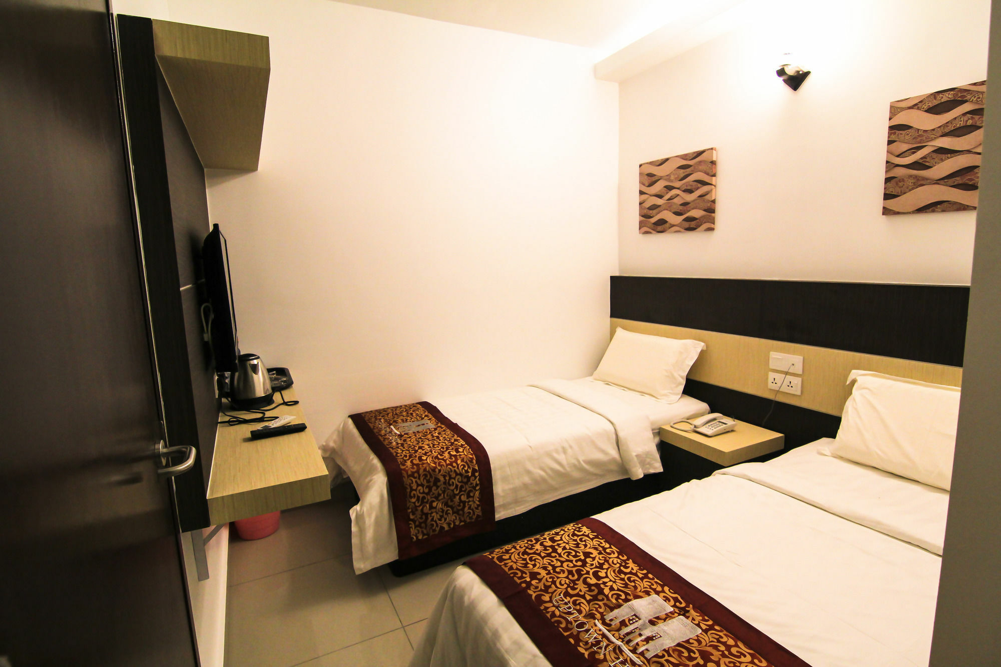 อัพทาวน์ โฮเต็ล เซเร็มบัน Hotel เซเรมบัน ภายนอก รูปภาพ